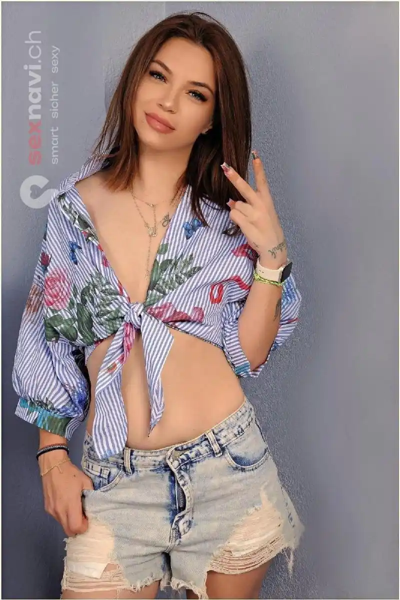 Biana SKINNY COME IN MOUTH / FACE Jura, Schweiz, Neuchatel / Neuenburg, La Chaux-de-Fonds, Fribourg / Freiburg