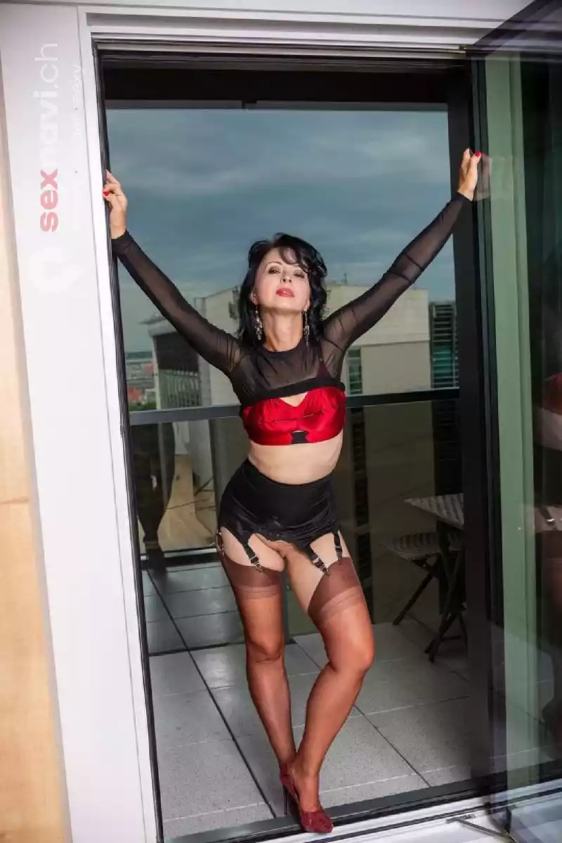 LILIANE MATURE MATURE COME IN MOUTH Jura, Biel/Bienne, Schweiz, Neuchatel / Neuenburg, Fribourg / Freiburg